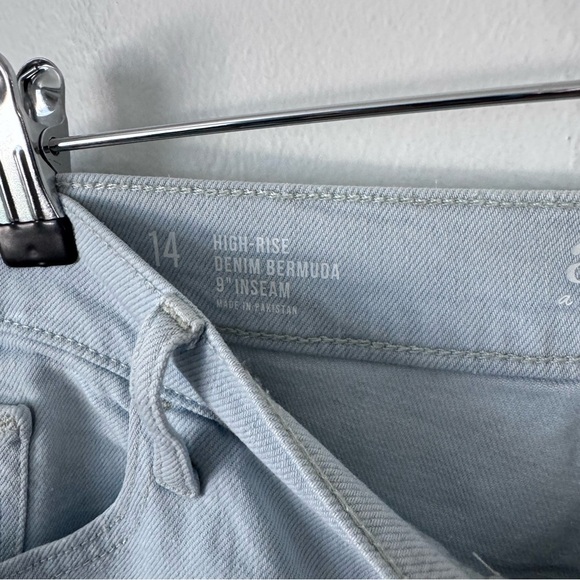 NWT a.n.a Light wash High-rise 9in inseam bermuda shorts Size 14 - Picture 3 of 4